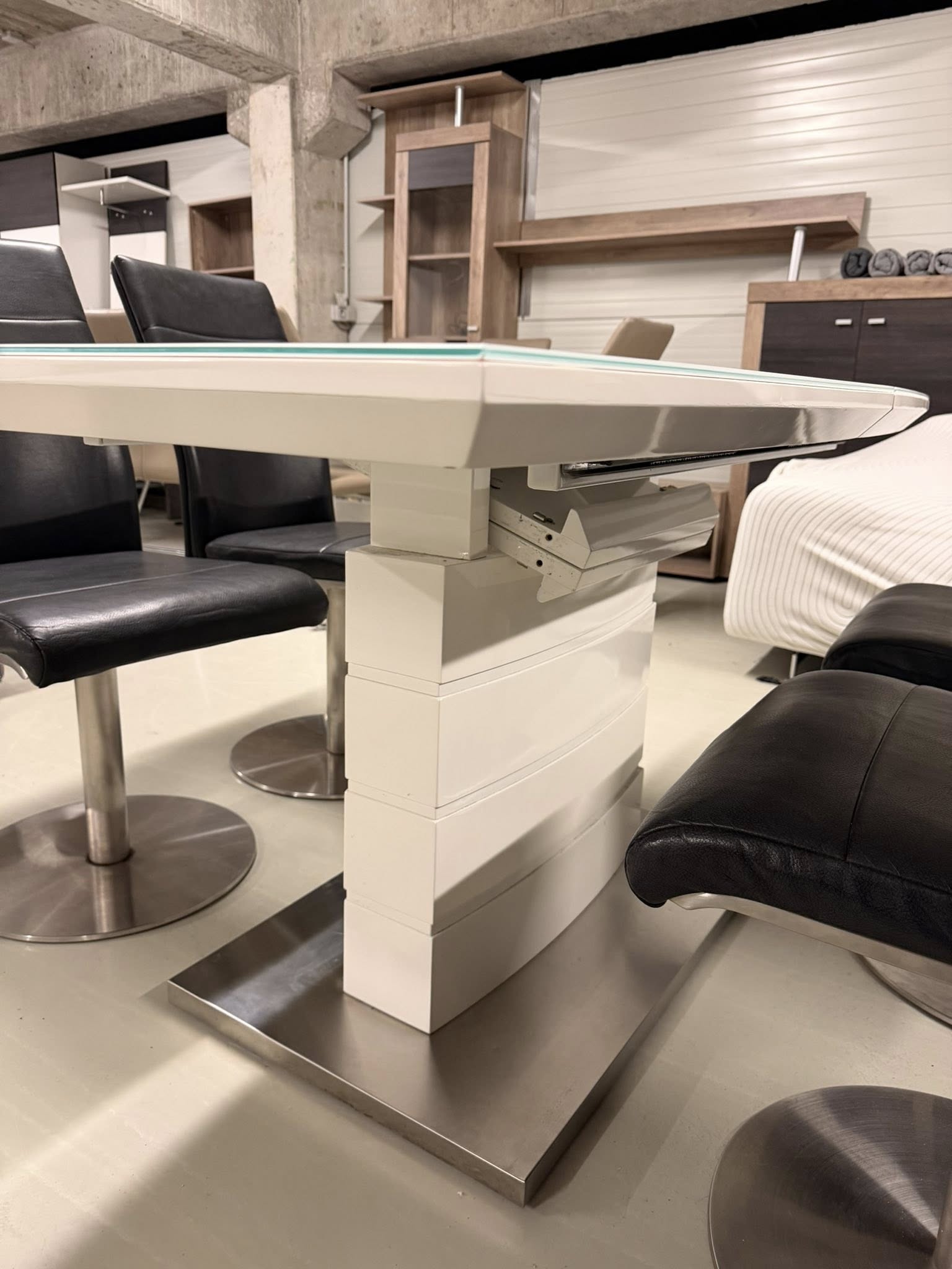 Stół rozkładany + obrotowe krzesła (samopowrót)