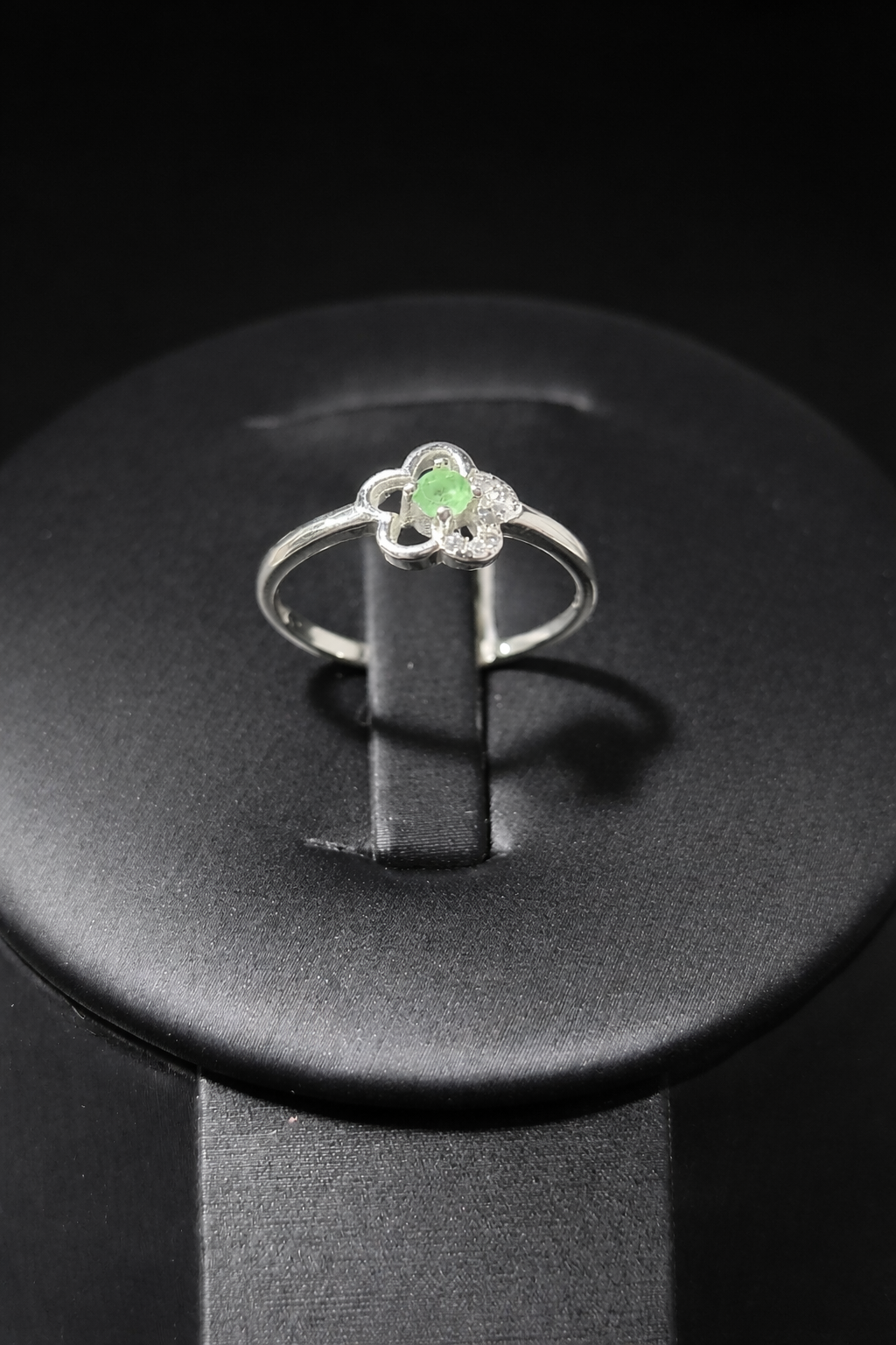 Anillo de plata con piedra con esmeralda