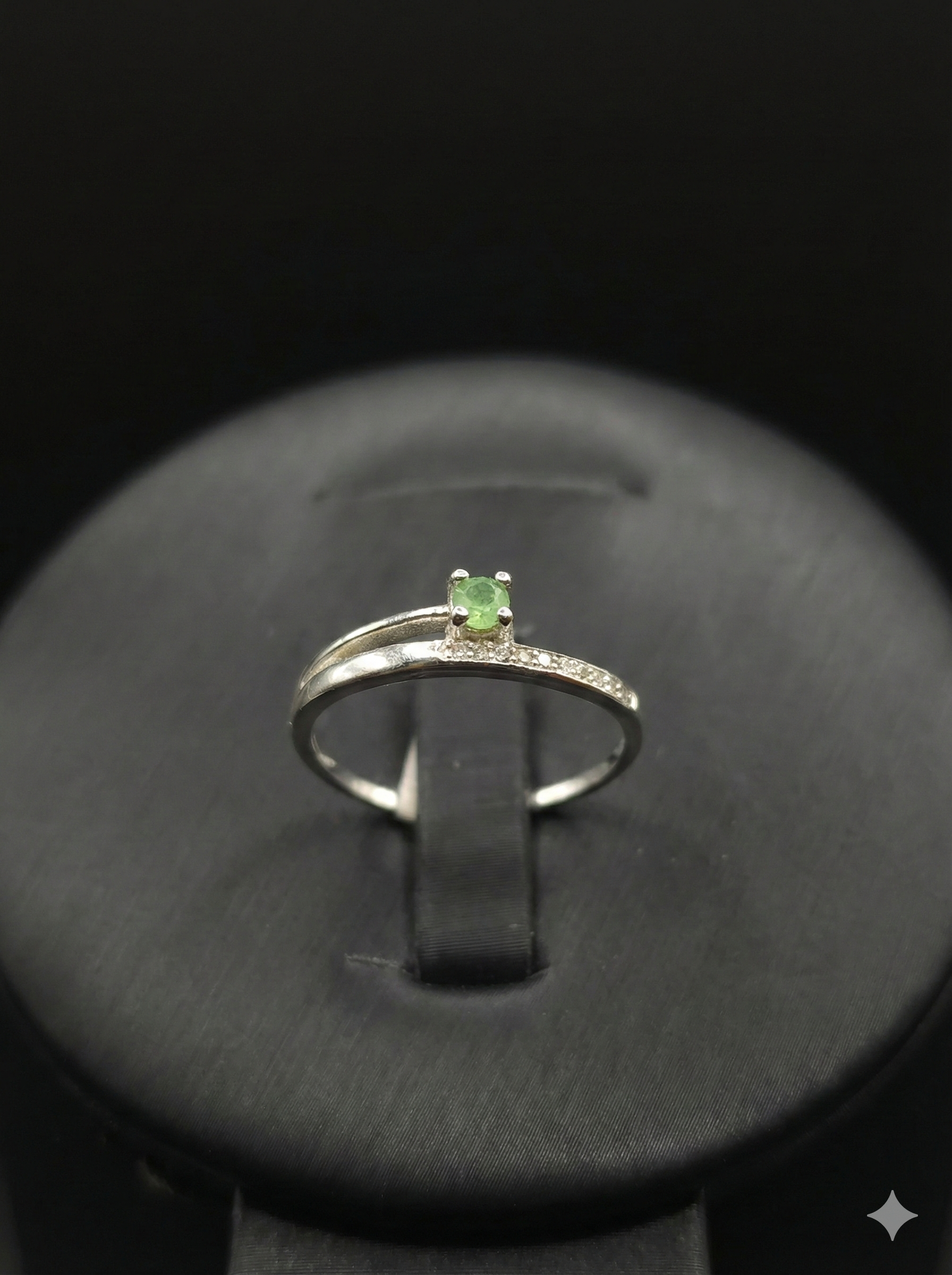 Anillo de plata esterlina con esmeralda natual de colombia.