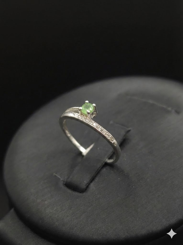 Anillo de plata esterlina con esmeralda natual de colombia. 