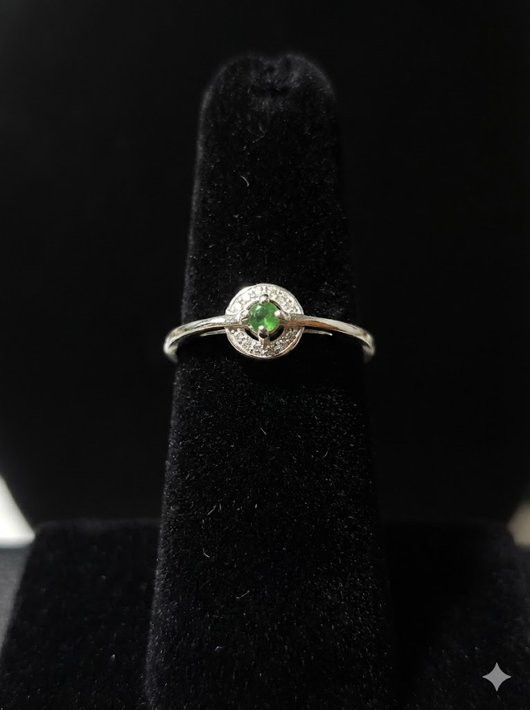 Anillo de plata 925 con hermosa esmeralda natural. 