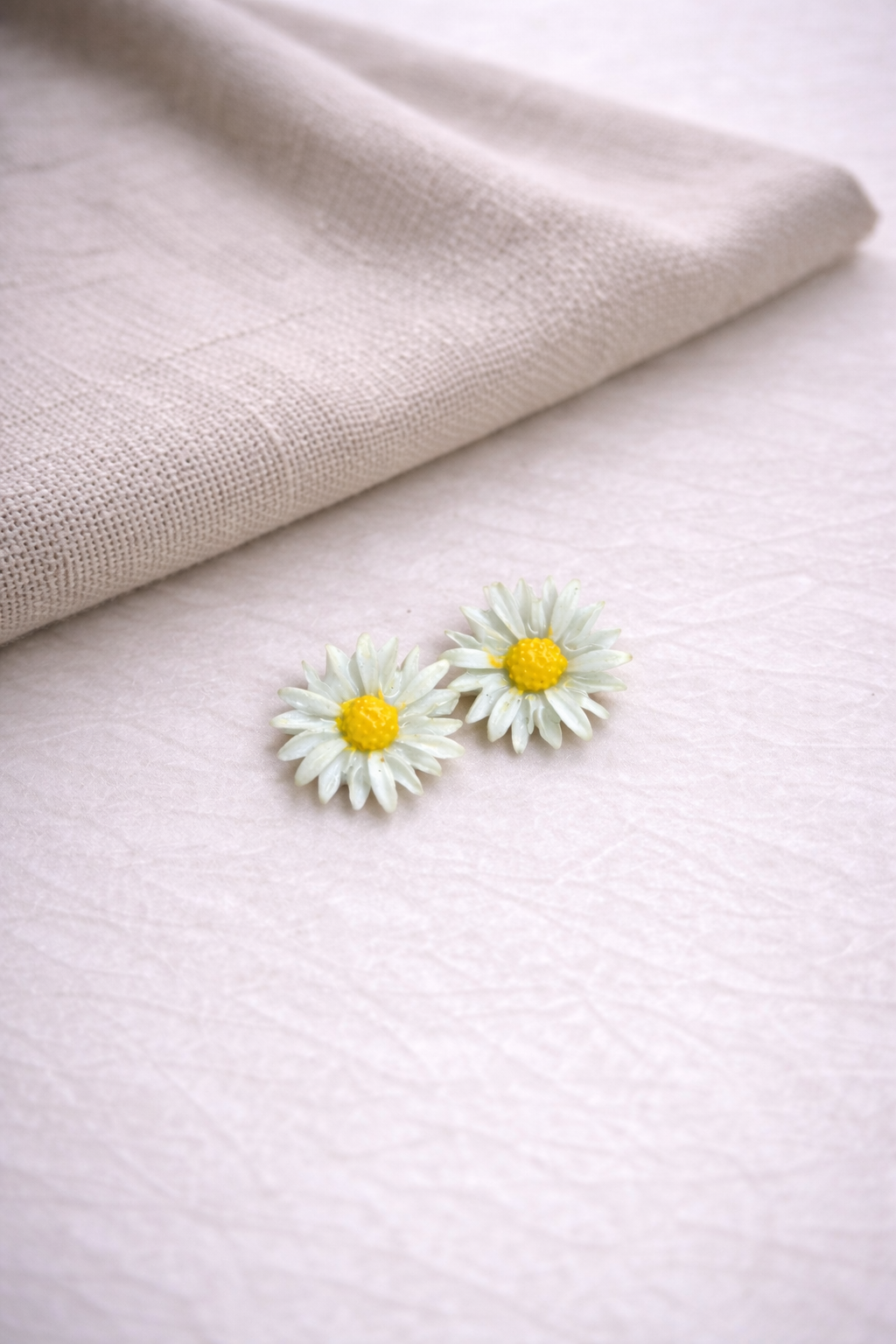 Daisy Flower Stud magnet
