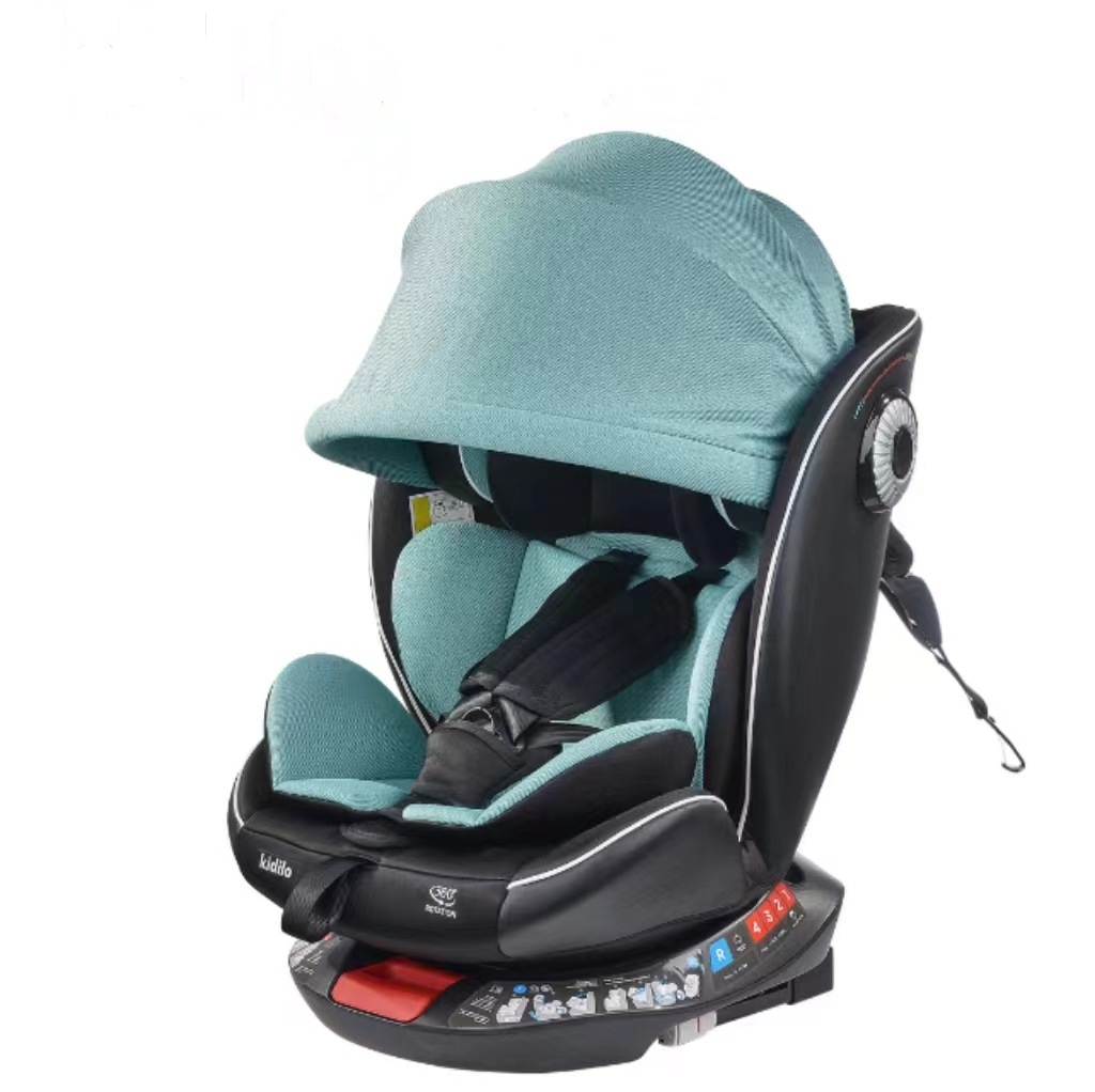 Siège auto polyvalent pour bébé avec ceinture de sécurité.