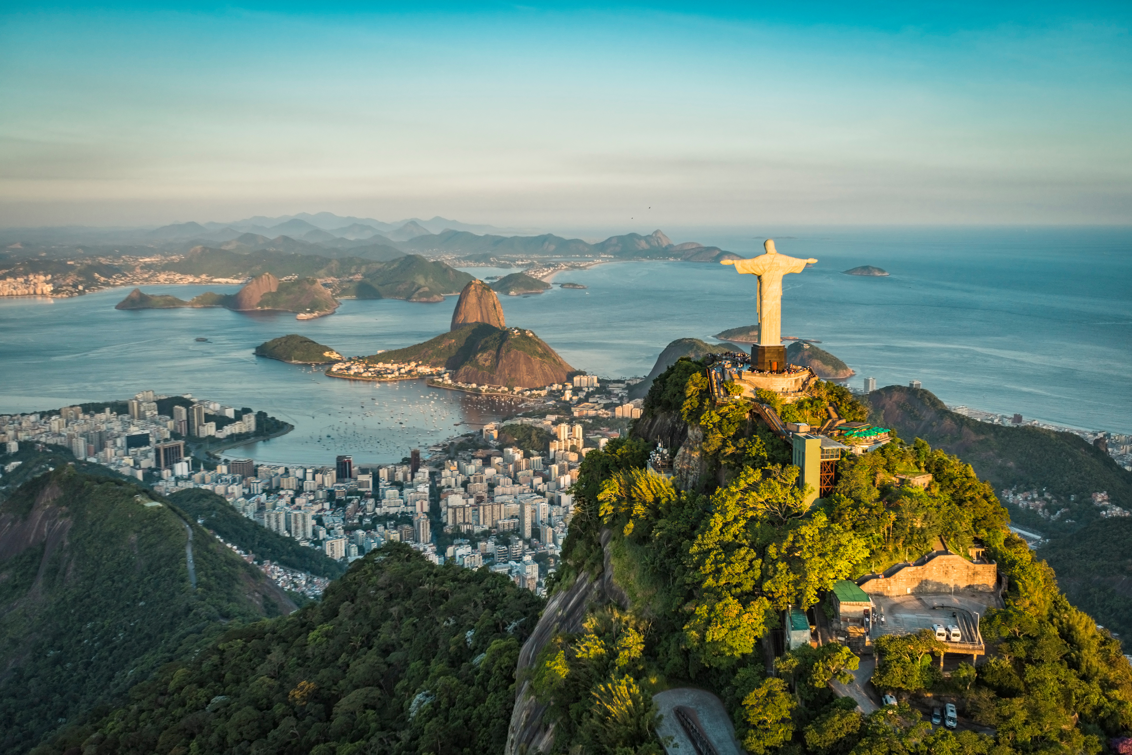 Vista aérea do Cristo e da Baía de Botafogo, Rio de Janeiro - Brasil
