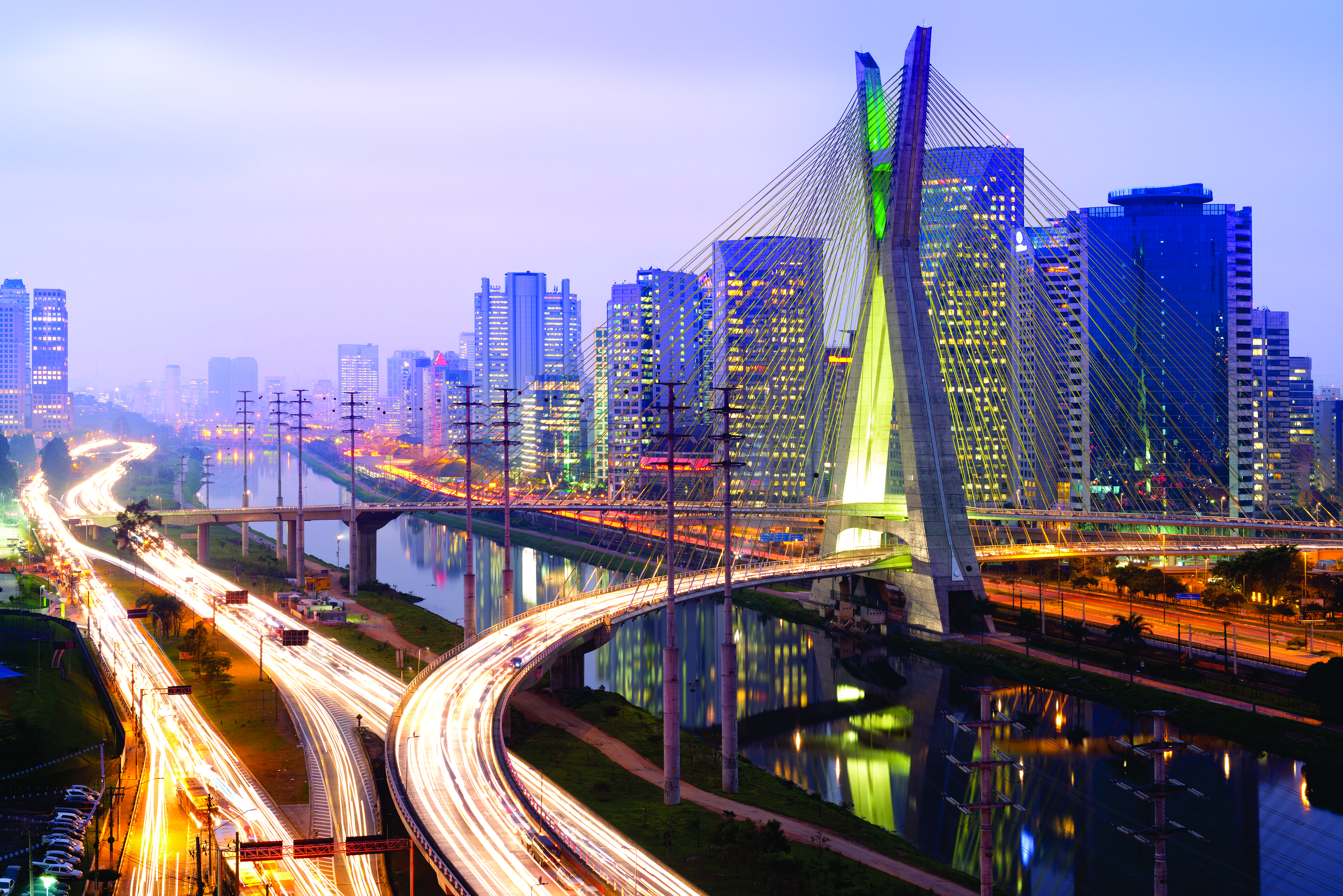 Vista do horizonte de São Paulo à noite, Brasil