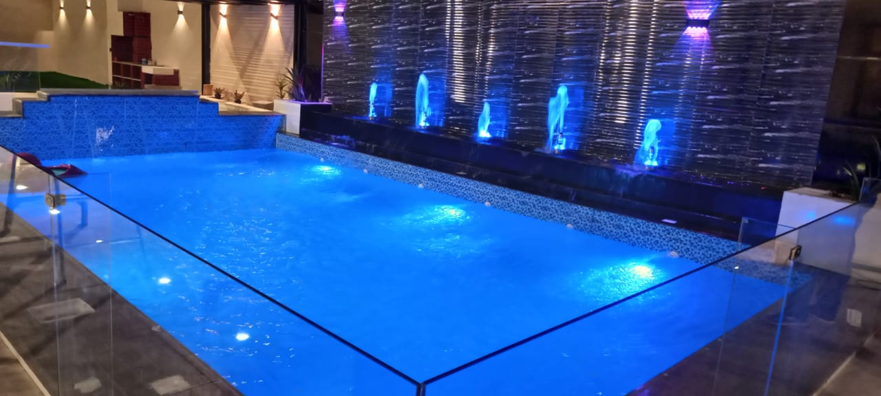 المسابح والشلالات والنوافير