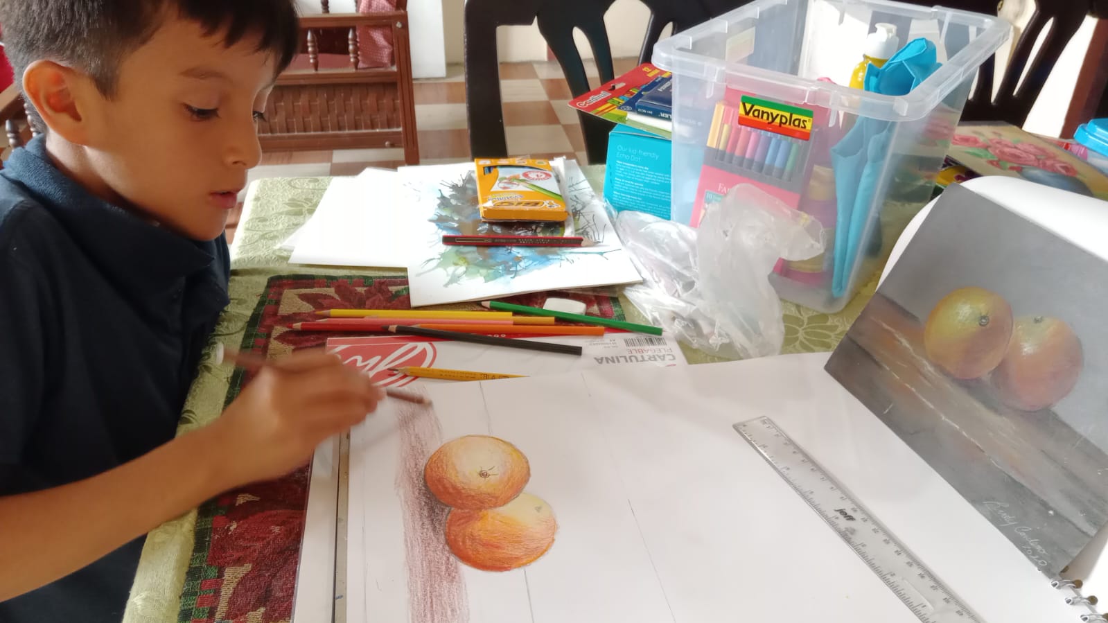 Naranjas sobre una mesa