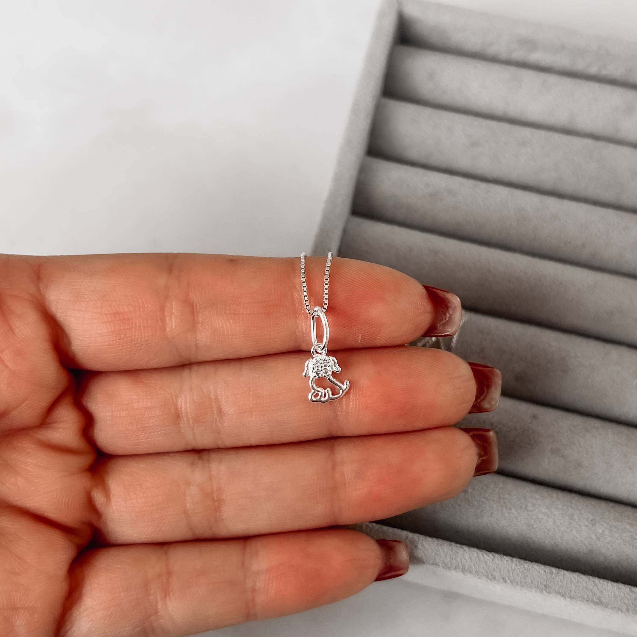 Colar pingente cachorro vazado com zircônias
