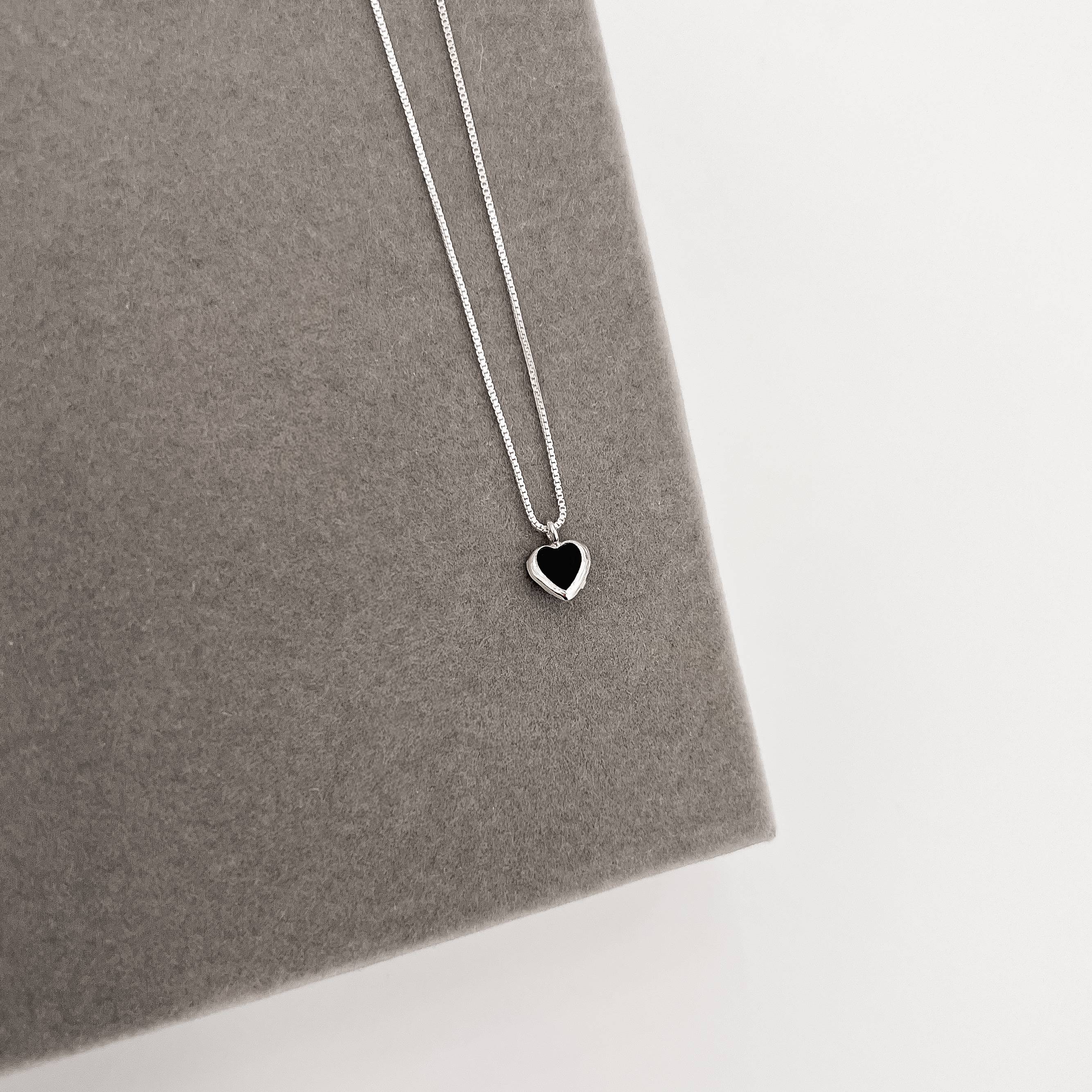 Colar zircônia coração ônix embutida