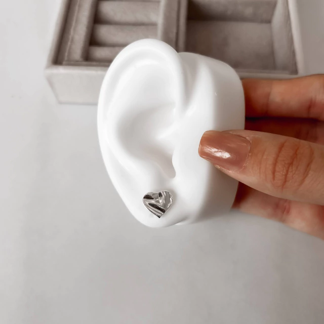 Brinco coração ondulado