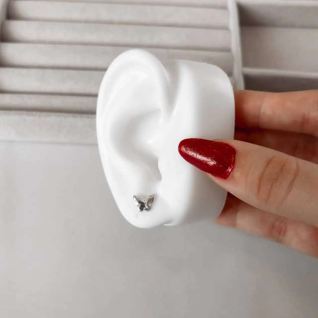 Brinco borboleta borda desenhada