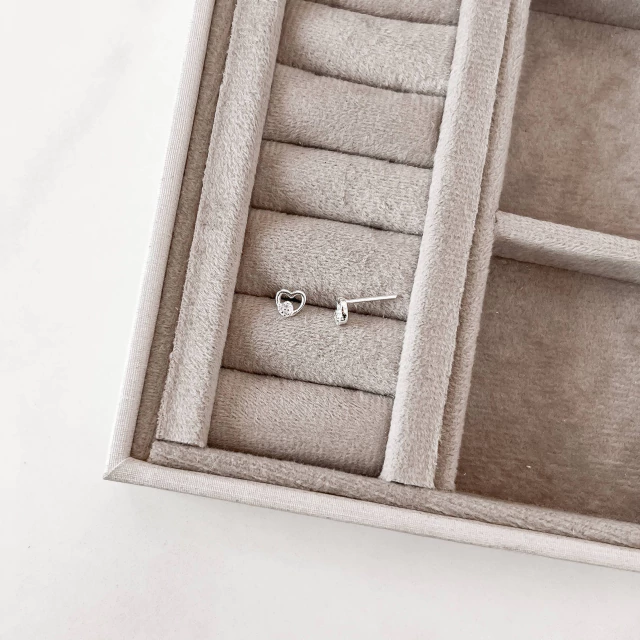 Brinco corações vazado e mini cravejado