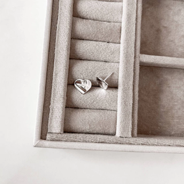 Brinco coração ondulado