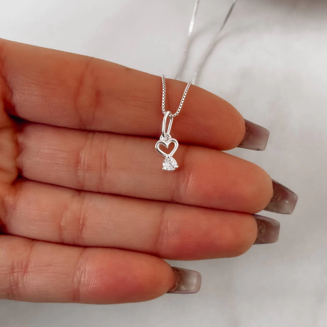 Colar pingente coração vazado e zircônia