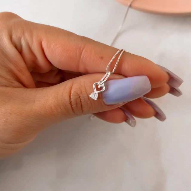 Colar pingente coração vazado e zircônia