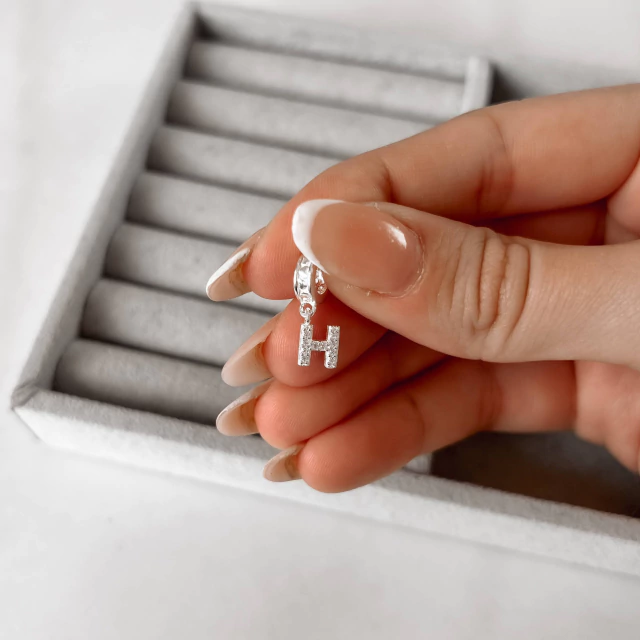 Berloque pingente letra H cravejada