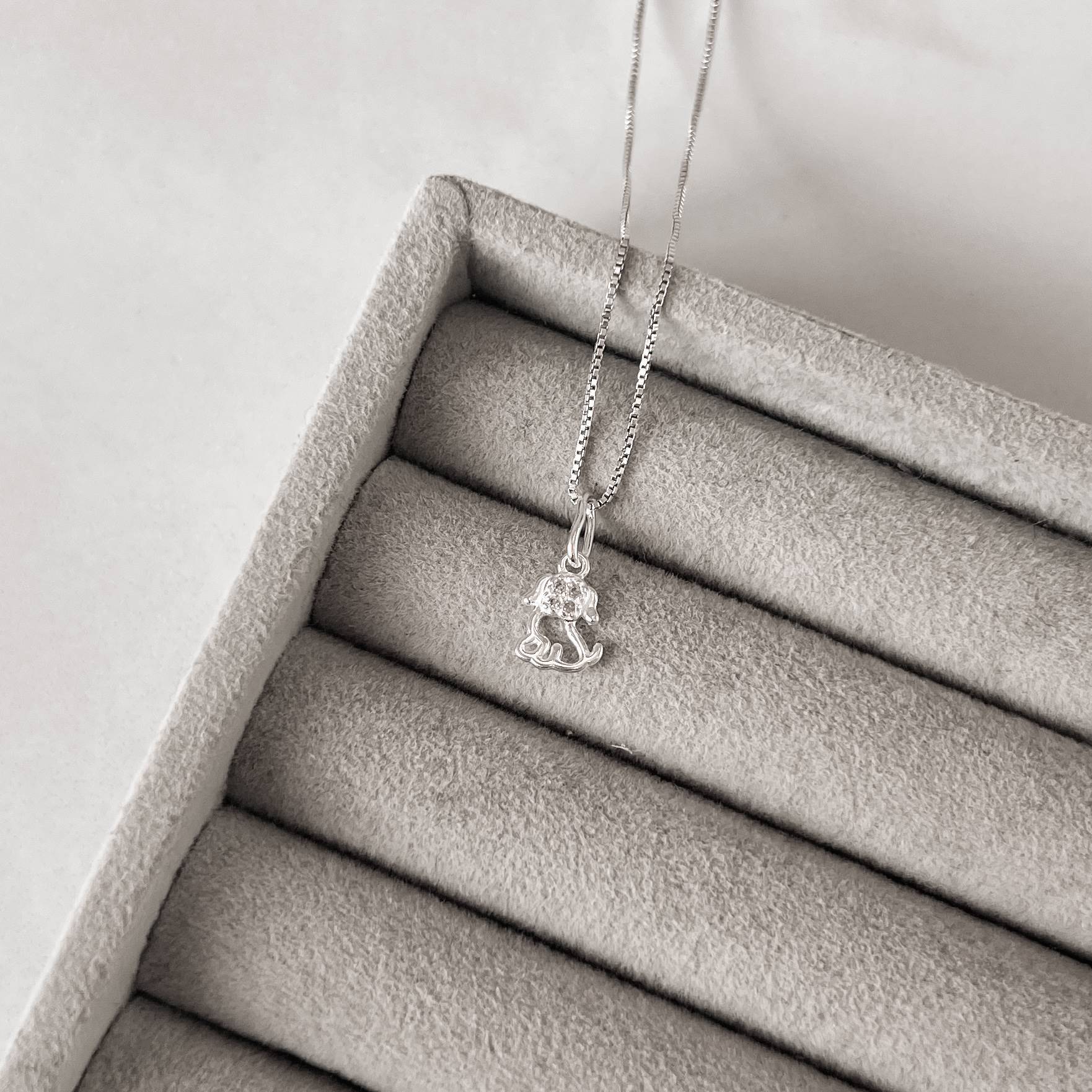 Colar pingente cachorro vazado com zircônias