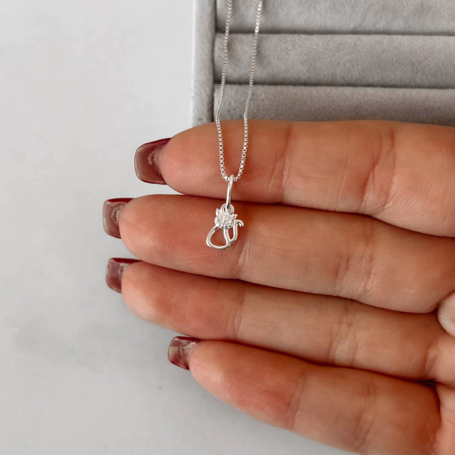 Colar pingente gato vazado com zircônias