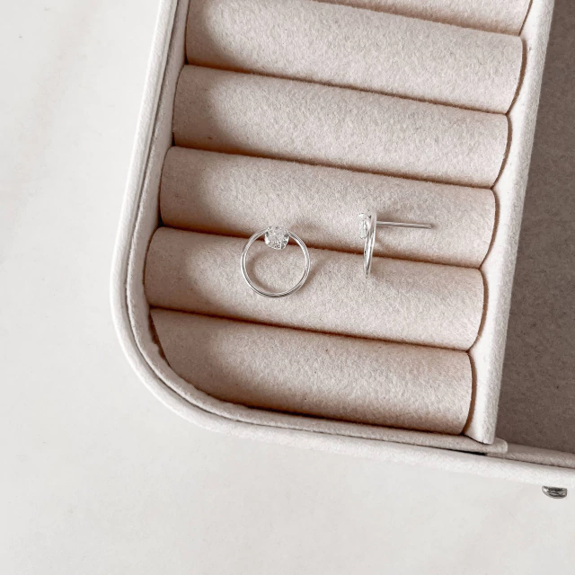 Brinco círculo com zircônia