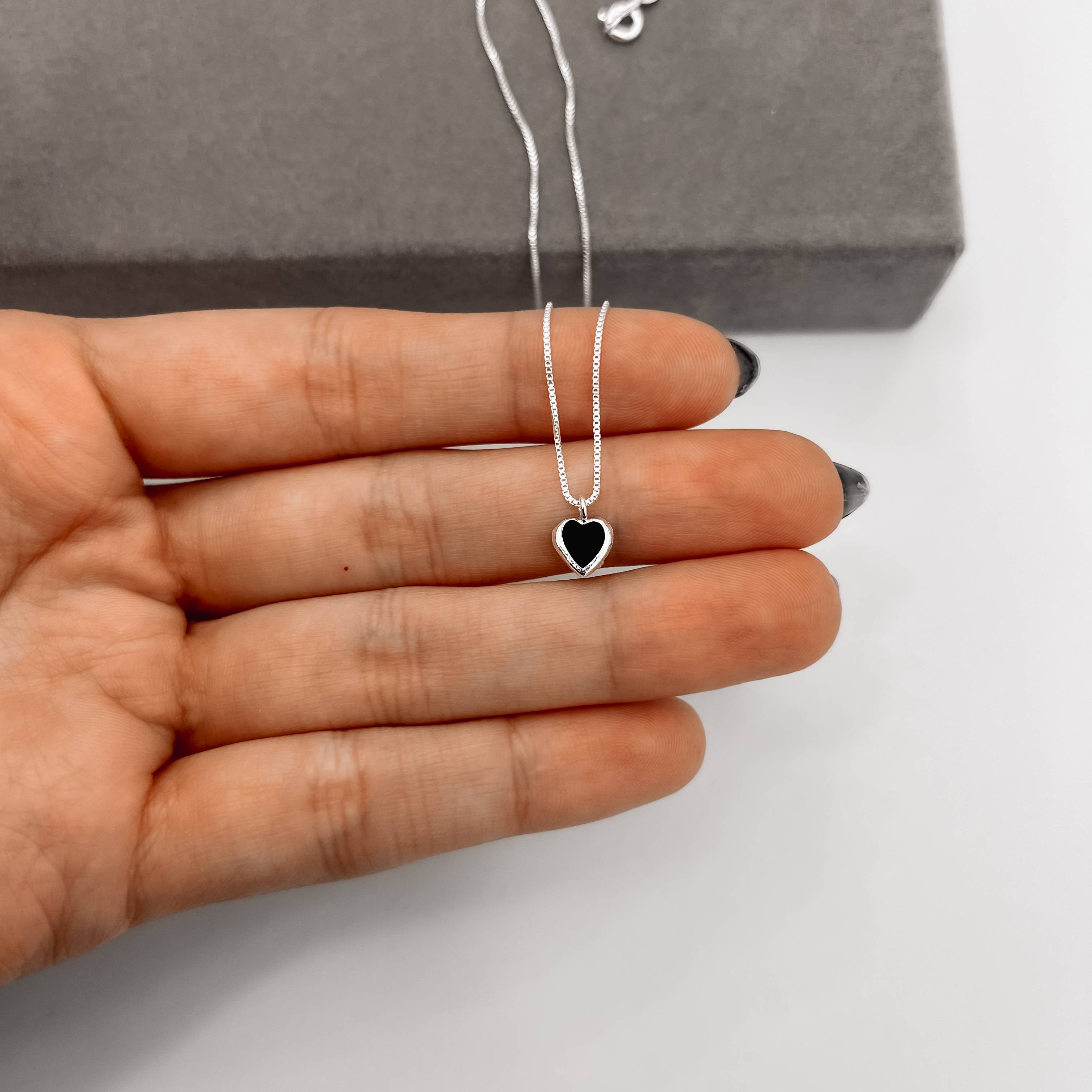 Colar zircônia coração ônix embutida