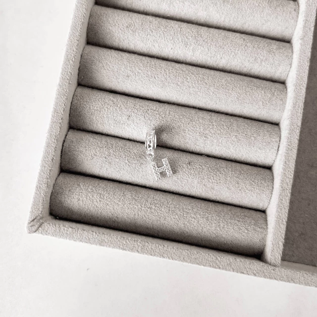 Berloque pingente letra H cravejada