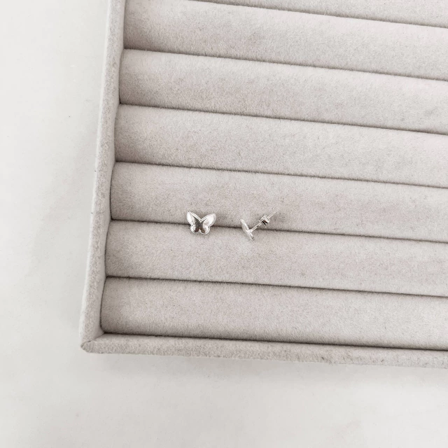 Brinco borboleta borda desenhada