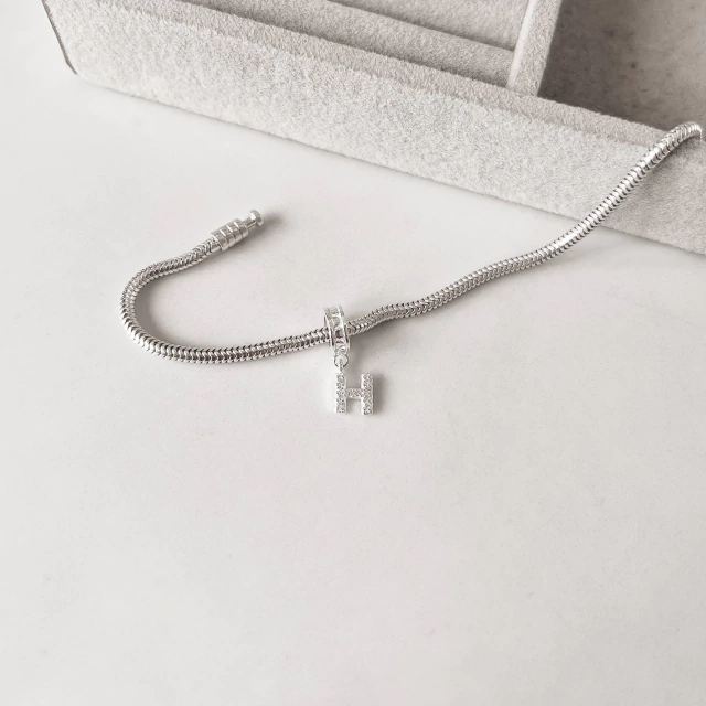 Berloque pingente letra H cravejada