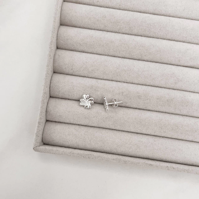 Brinco trevo detalhe cravejado