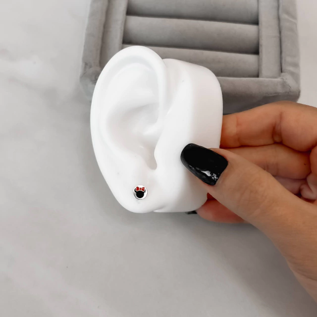 Brinco medalha minnie resina