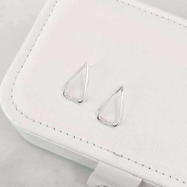 Brinco gota vazada detalhe cravejado