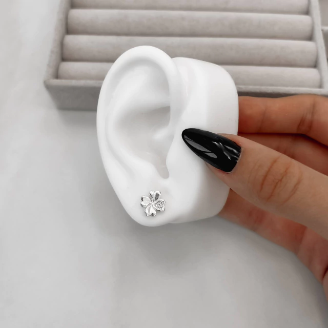 Brinco trevo detalhe cravejado