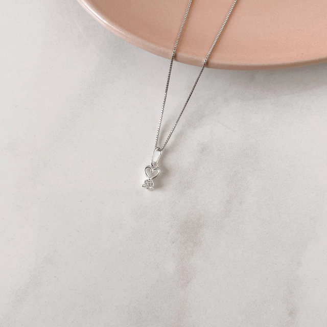 Colar pingente coração vazado e zircônia