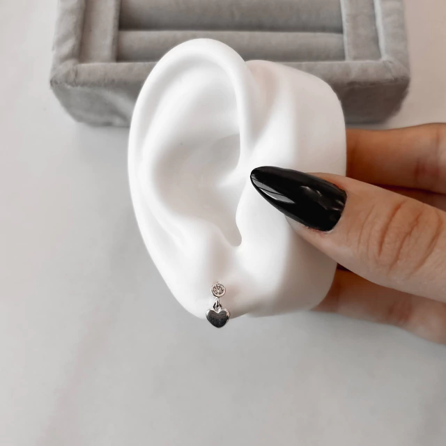 Brinco zircônia redonda pingente coração