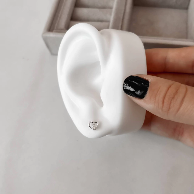 Brinco corações vazado e mini cravejado