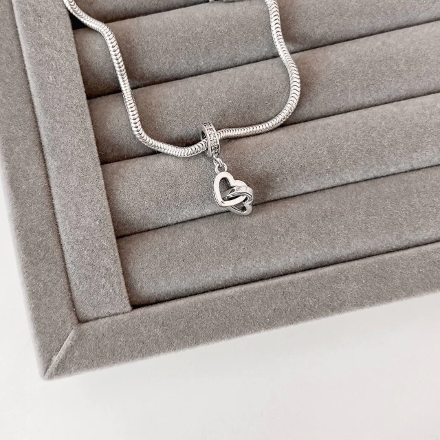 Berloque corações vazados liso e cravejado