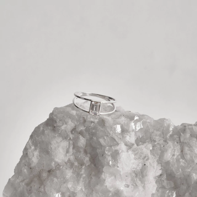 Anel 2 fios com zircônia retangular