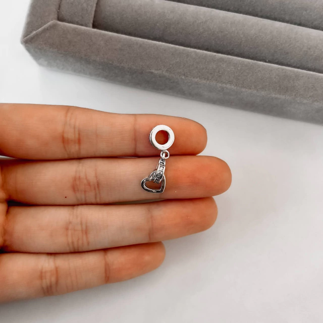 Berloque corações vazados liso e cravejado