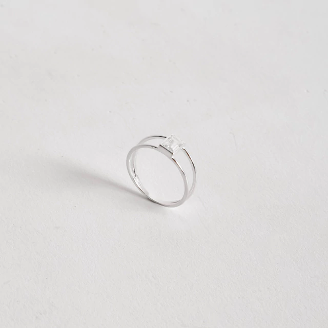 Anel 2 fios com zircônia retangular