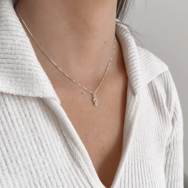 Colar pingente coração vazado e zircônia