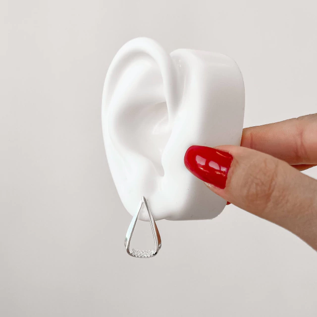 Brinco gota vazada detalhe cravejado