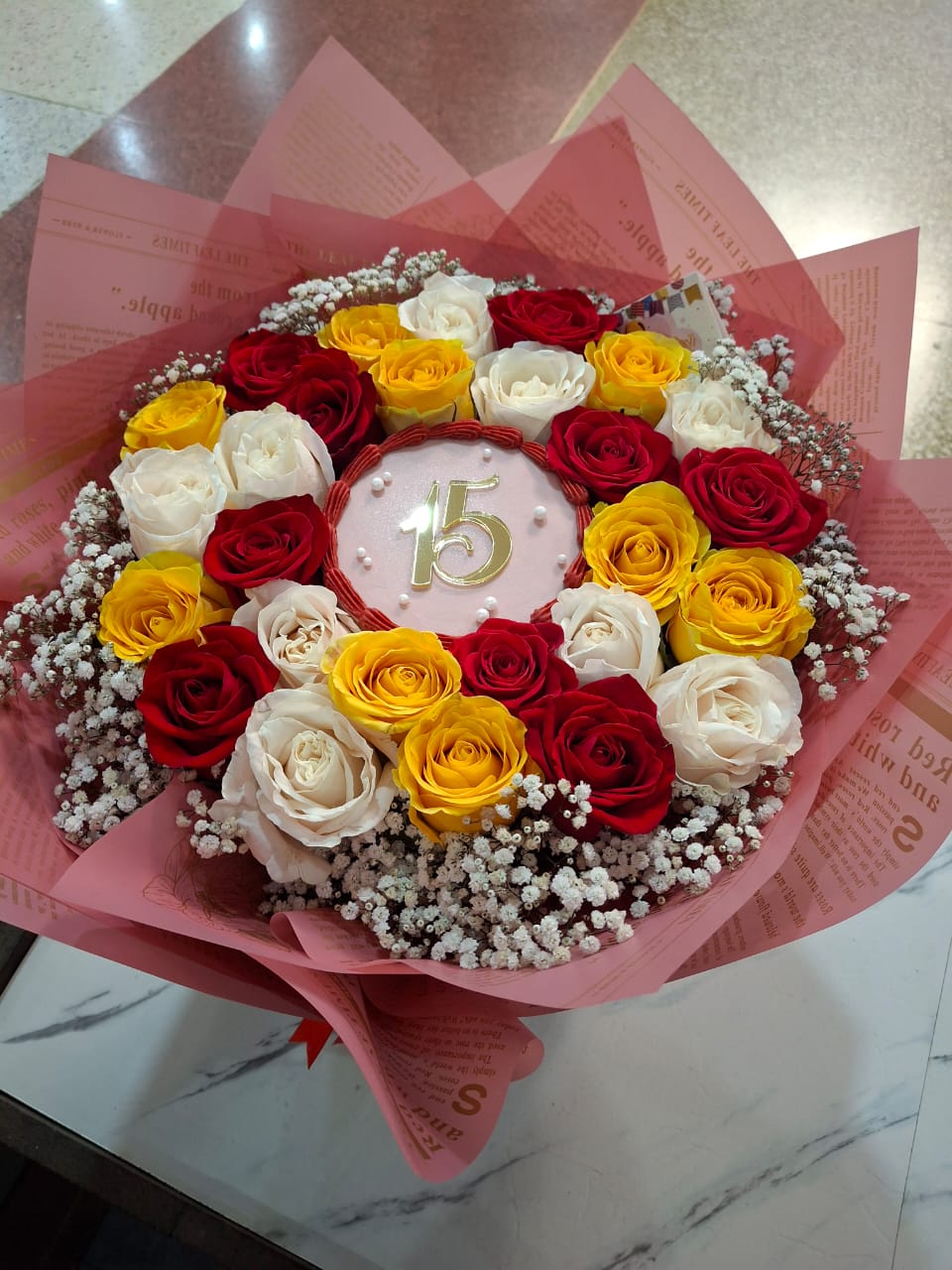 Bouquet de rosas y pastel.