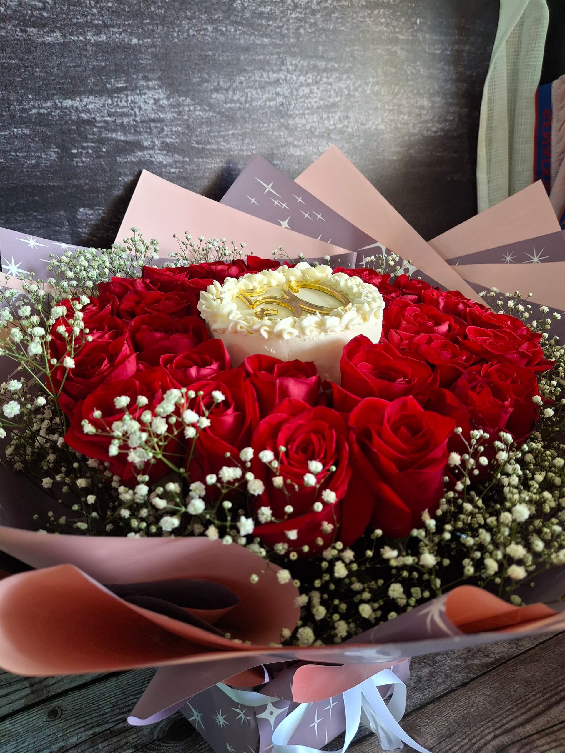 Bouquet de rosas y pastel.
