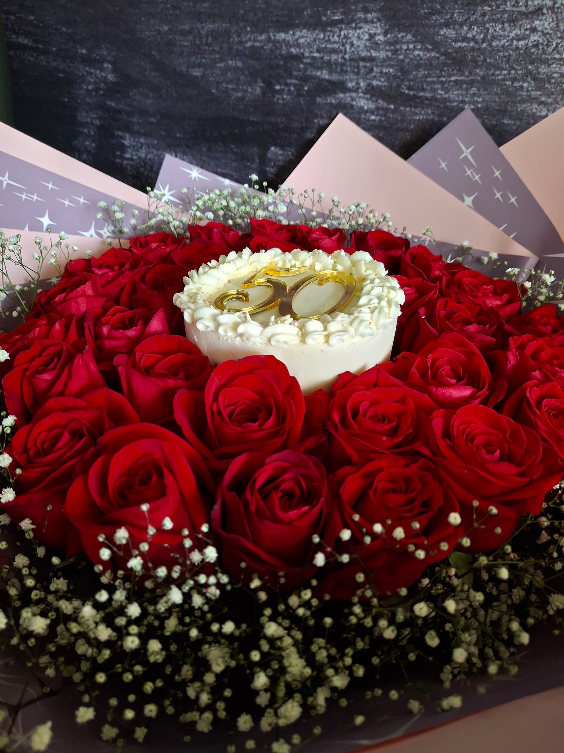 Bouquet de rosas y pastel.