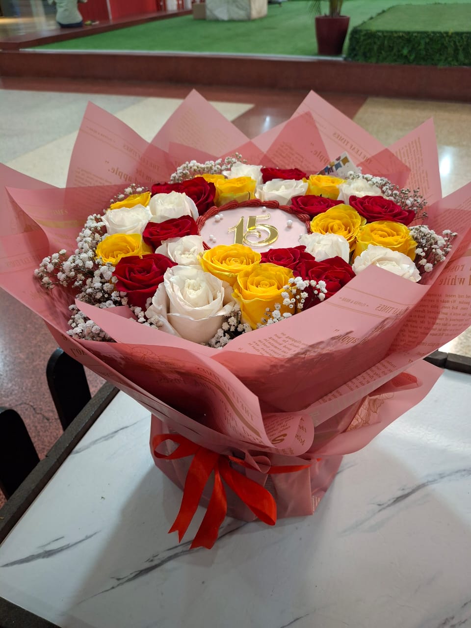 Bouquet de rosas y pastel.