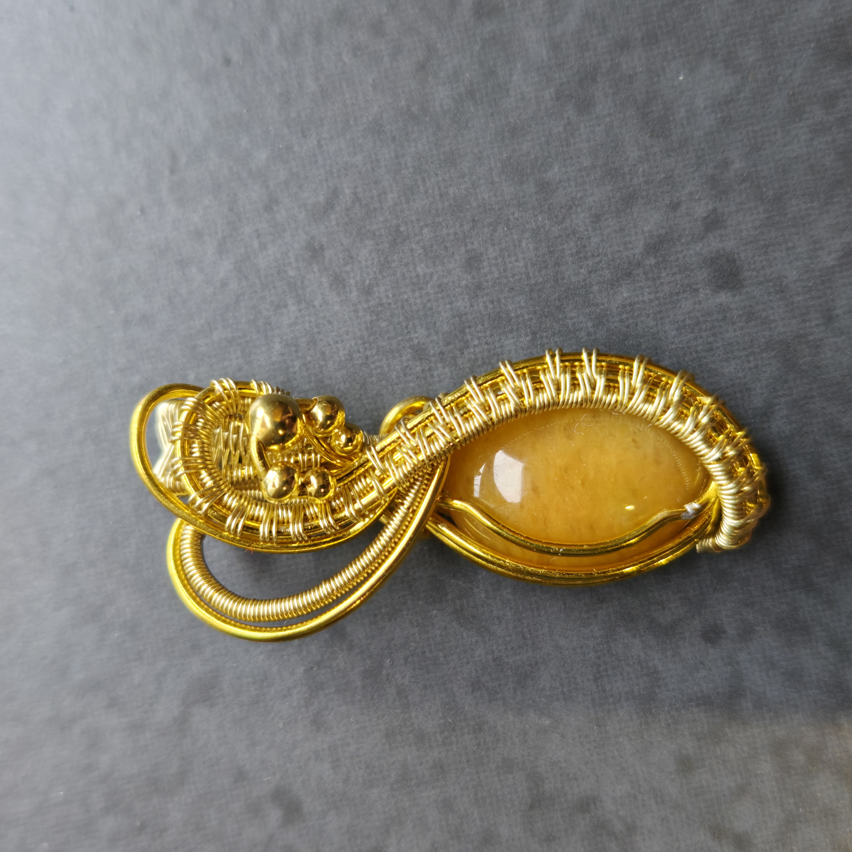 Pendentif dragon dorée avec jade jaune