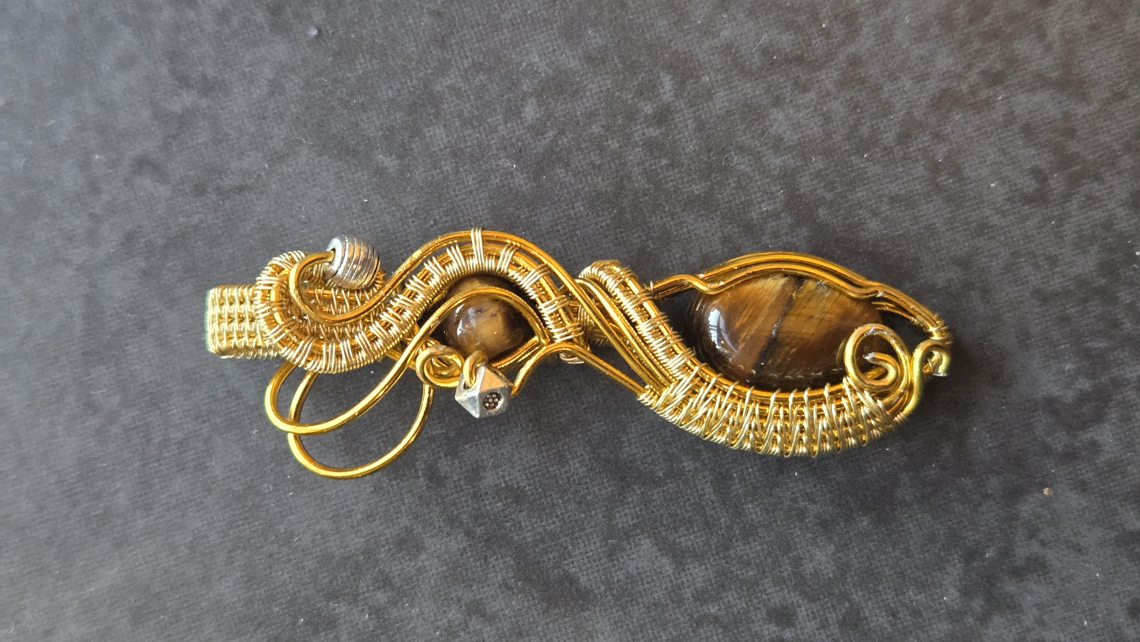 Pendentif fil doré et œil de tigre