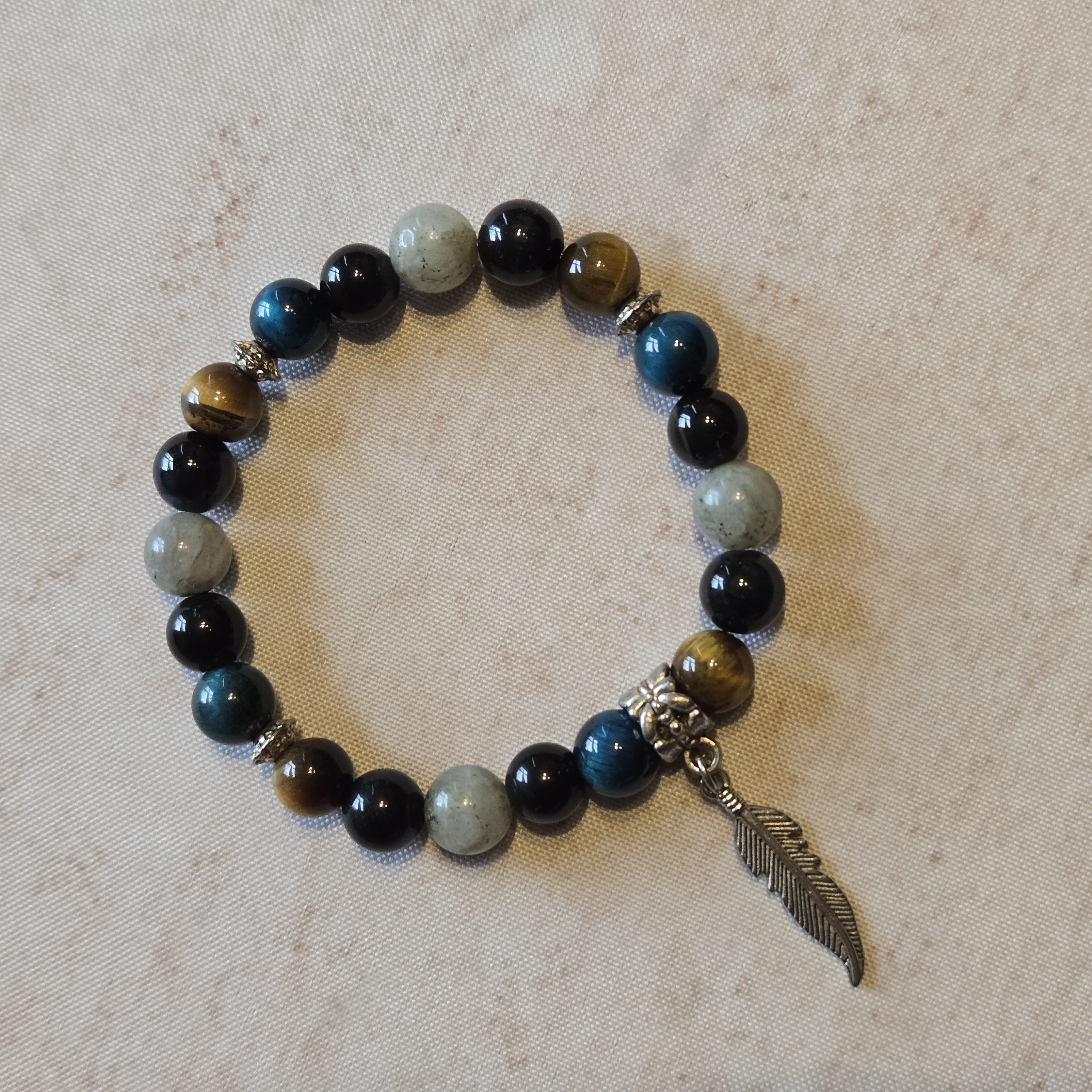 Bracelet en pierres naturelles avec breloque plume