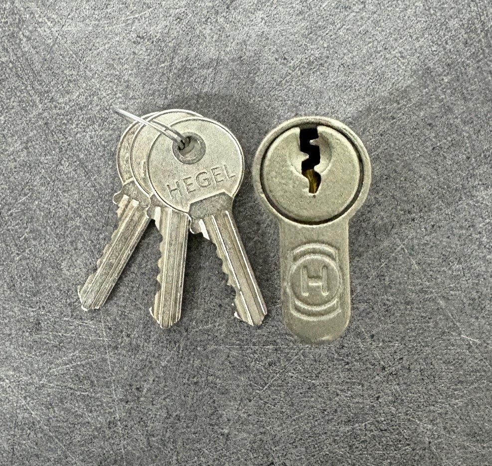 POIGNEE DE PORTE EN ALUMINIUM GRISE ET BARILLET