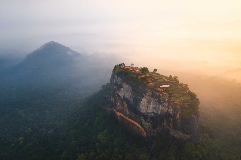 Colombo: Sigiriya & Pidurangala Rock Sunrise Hike & Village Tour