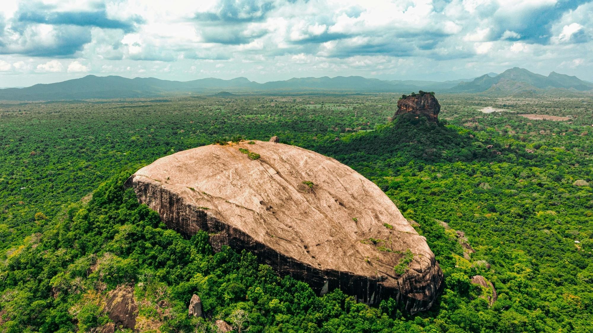 Colombo: Sigiriya & Pidurangala Rock Sunrise Hike & Village Tour